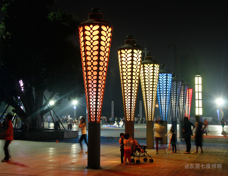 城市公園圓錐形立柱七彩LED蜜桃看片的视频免费夜間亮燈效果